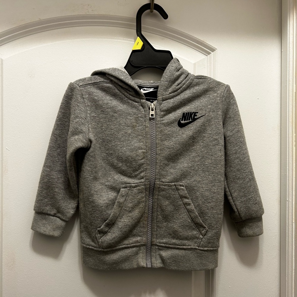 Gently used zip-up Nike hoodie (with faux pockets) great condition & fit, 18M